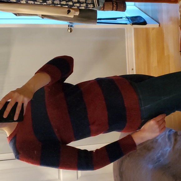 J.CREW 100 % lamb wool red and blue sweater - Picture 9 of 9